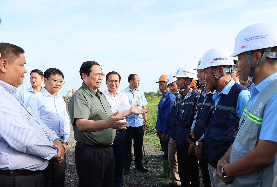 Thủ tướng Phạm Minh Chính kiểm tra tiến độ thi công đường Vành đai 3 Thành phố Hồ Chí Minh đoạn qua tỉnh Long An. (Ảnh: Dương Giang/TTXVN)
