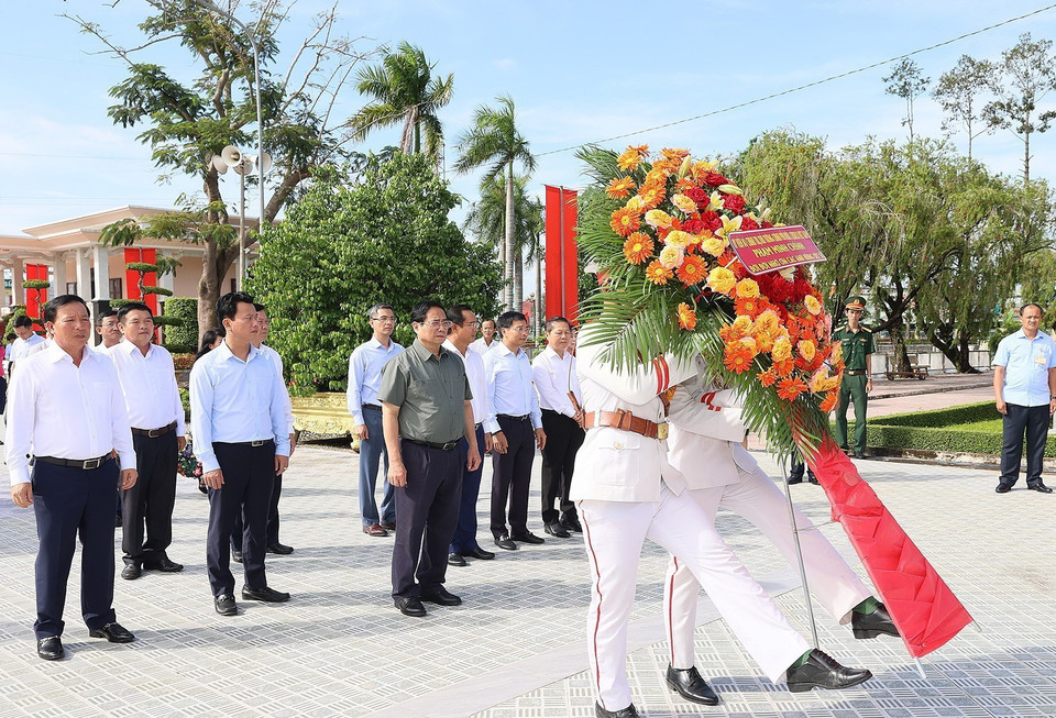 Thủ tướng Phạm Minh Chính dâng hoa tưởng niệm tại Nghĩa trang Liệt sỹ tỉnh Long An. (Ảnh: Dương Giang/TTXVN)