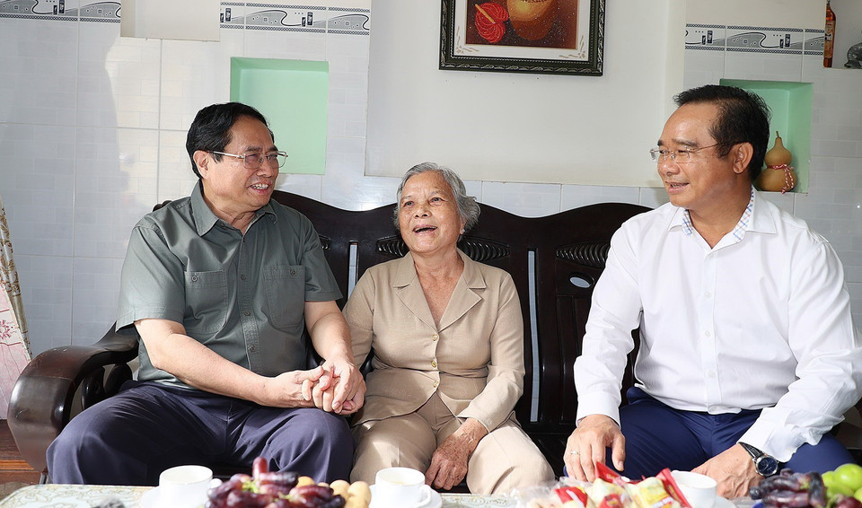 Thủ tướng Phạm Minh Chính thăm thương binh Phạm Thị Xinh tại Khu phố 3, thị trấn Bến Lức, huyện Bến Lức. (Ảnh: Dương Giang/TTXVN)