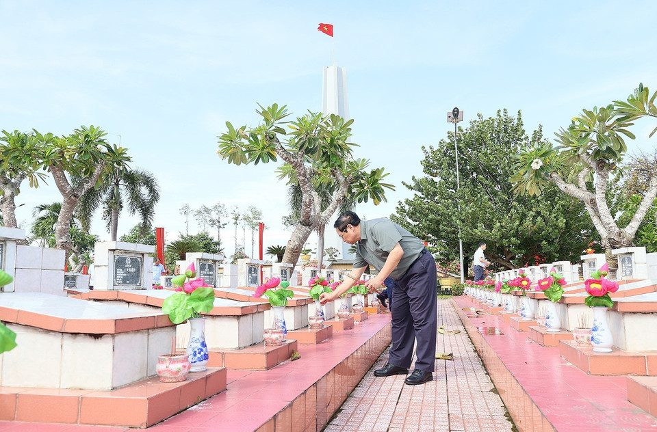 Thủ tướng Phạm Minh Chính dâng hương tại phần mộ các liệt sỹ trong Nghĩa trang Liệt sỹ tỉnh Long An. (Ảnh: Dương Giang/TTXVN)