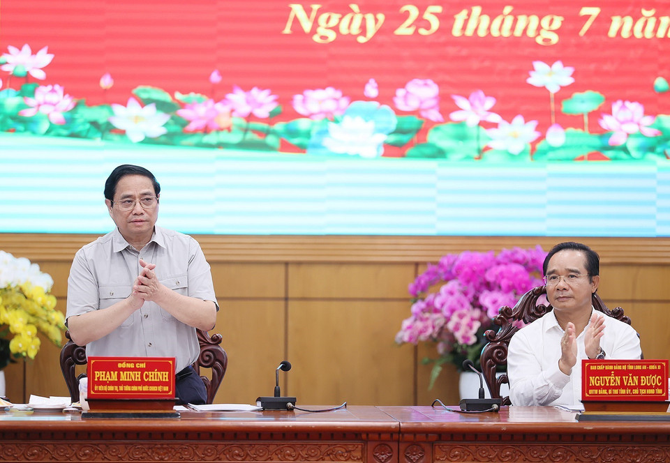 Thủ tướng Phạm Minh Chính chủ trì buổi làm việc với lãnh đạo chủ chốt tỉnh Long An. (Ảnh: Dương Giang/TTXVN)
