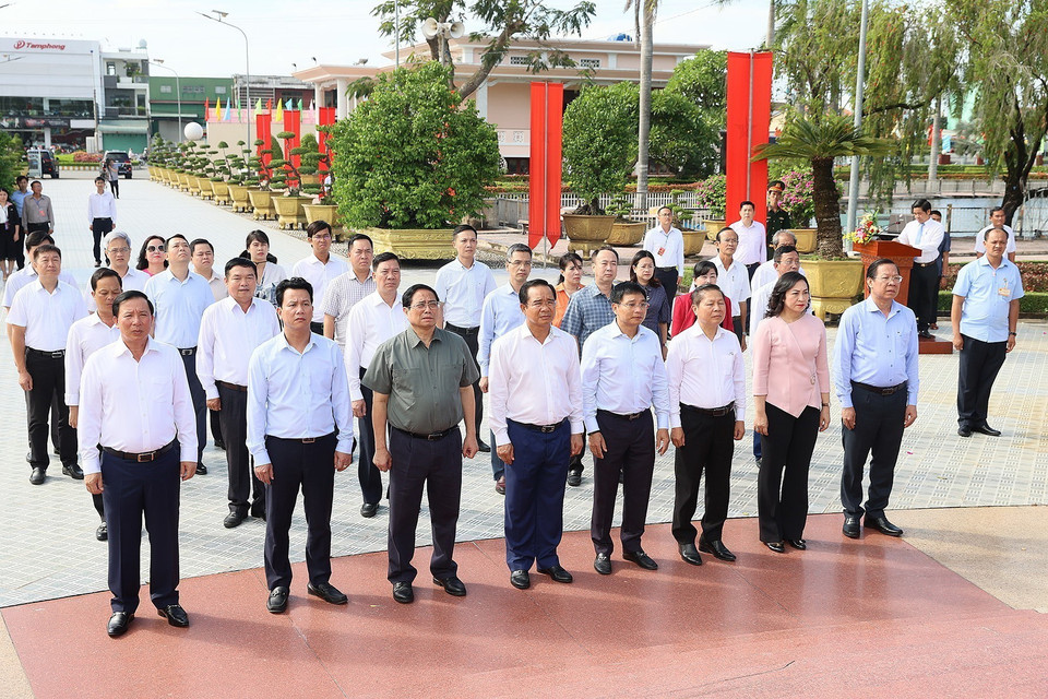 Thủ tướng Phạm Minh Chính và đoàn công tác tưởng niệm Anh hùng liệt sỹ tại Nghĩa trang Liệt sỹ tỉnh Long An. (Ảnh: Dương Giang/TTXVN)
