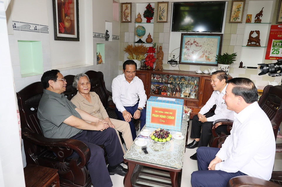 Thủ tướng Phạm Minh Chính thăm thương binh Phạm Thị Xinh tại Khu phố 3, thị trấn Bến Lức, huyện Bến Lức. (Ảnh: Dương Giang/TTXVN)