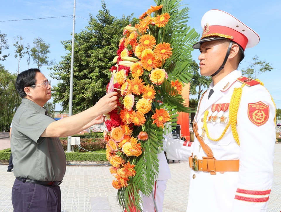 Thủ tướng Phạm Minh Chính dâng hoa tưởng niệm Anh hùng liệt sỹ tại Nghĩa trang Liệt sỹ tỉnh Long An. (Ảnh: Dương Giang/TTXVN)
