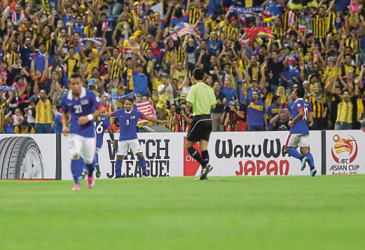 Sân Shah Alam như nổ tung. (Nguồn: AP)