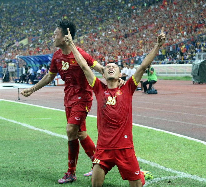 Đến phút 33, Huy Toàn mang về bàn thắng gỡ hòa 1-1.