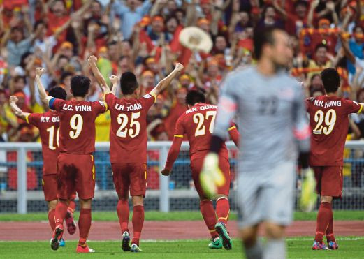 Làm lu mờ cầu thủ Malaysia. (Nguồn: AP)