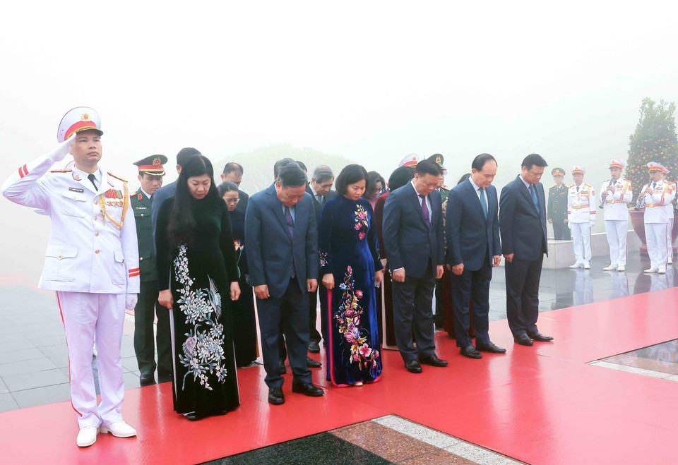 Đoàn đại biểu thành phố Hà Nội tưởng niệm các Anh hùng Liệt sỹ. (Ảnh: An Đăng/TTXVN)