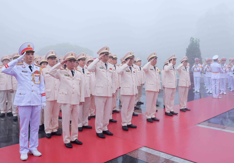 Đoàn đại biểu Đảng ủy Công an Trung ương - Bộ Công an tưởng niệm các Anh hùng Liệt sỹ. (Ảnh: An Đăng/TTXVN)