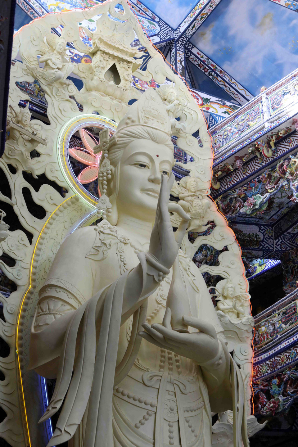 Nội điện có tượng Phật Quan Thế Âm Bồ Tát cao 17m.(Ảnh: Nhật Anh/TTXVN)