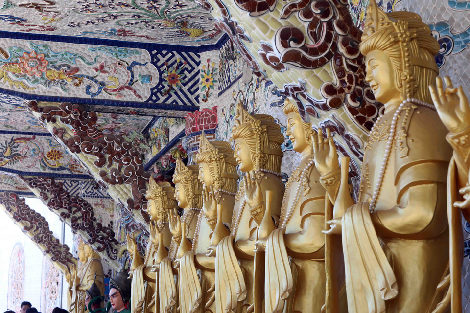 Hơn 300 tượng Quan Thế Âm được xếp trong nội điện. (Ảnh: Nhật Anh/TTXVN)