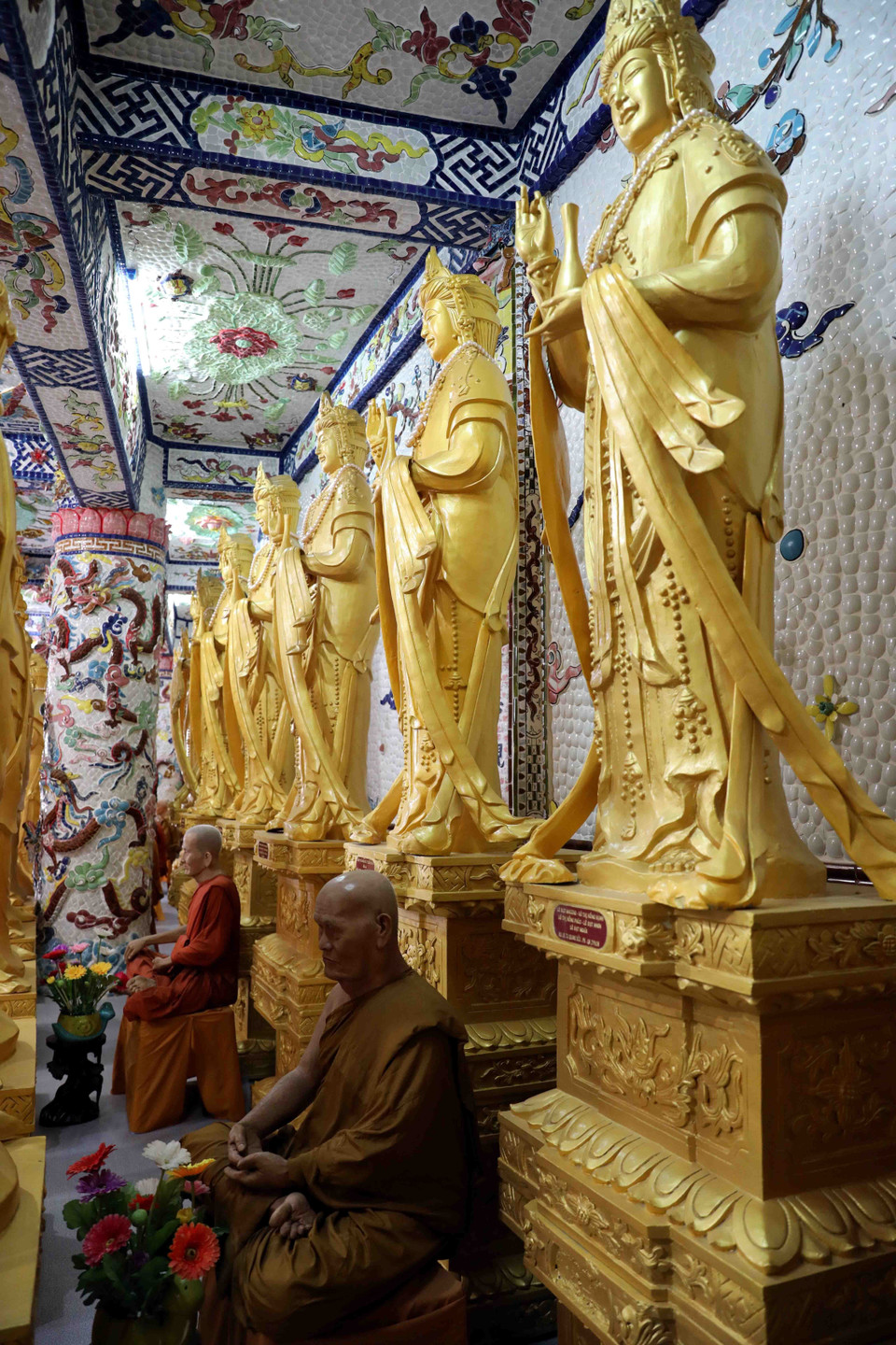 Những bức tượng sáp giống như người thật được trưng bày trong chùa. (Ảnh: Nhật Anh/TTXVN)