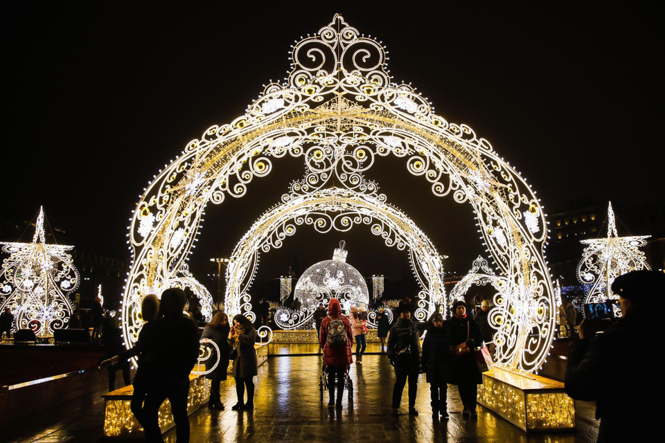 Đường phố được trang hoàng rực rỡ trong lễ hội Hành trình tới Giáng sinh tại Moskva, Nga, ngày 22/12/2019. (Ảnh: THX/TTXVN)