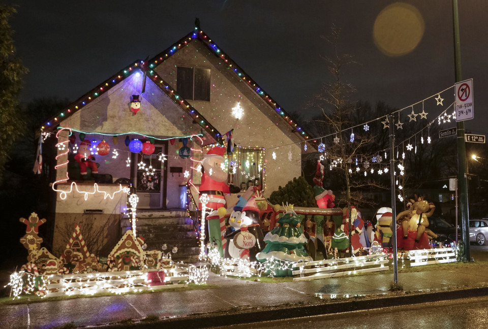 Ngôi nhà được trang hoàng đón Giáng sinh tại Vancouver, Canada, ngày 20/12/2019. (Ảnh: THX/TTXVN)