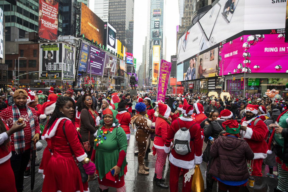 Người dân tham gia cuộc thi của Ông già Noel tại New York, Mỹ, ngày 14/11/2019. (Ảnh: THX/TTXVN)