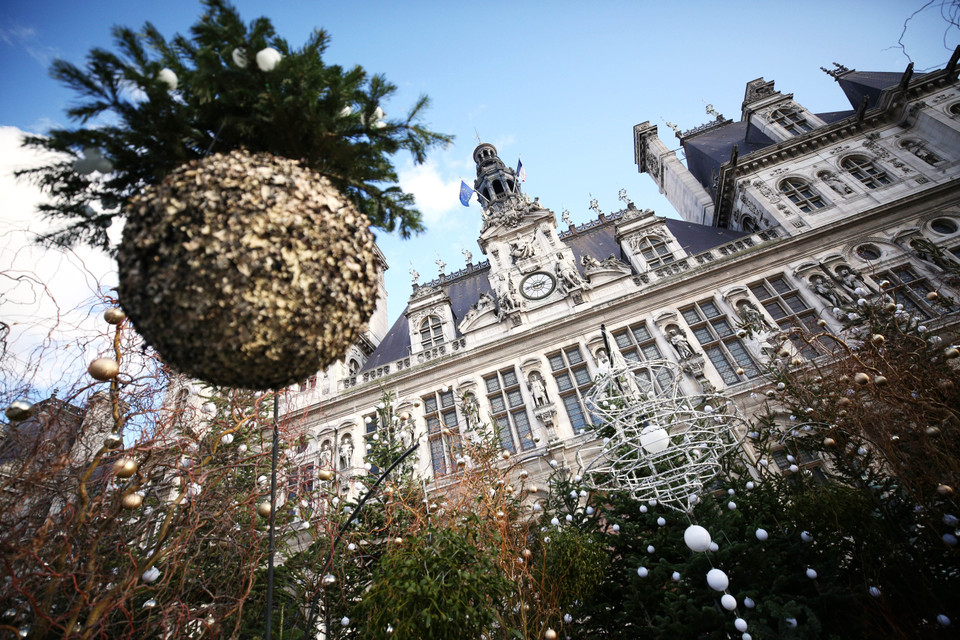 Tòa thị chính Paris, Pháp, được trang hoàng đón Giáng sinh, ngày 20/12/2019. (Ảnh: THX/TTXVN)