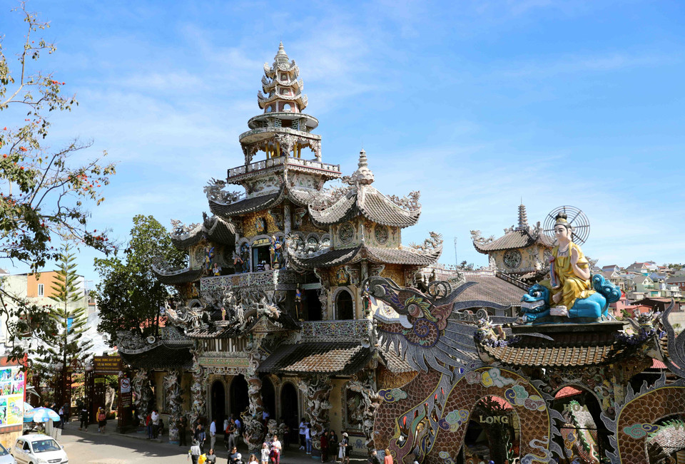 Cổng chùa Linh Phước. (Ảnh: Nhật Anh/TTXVN)