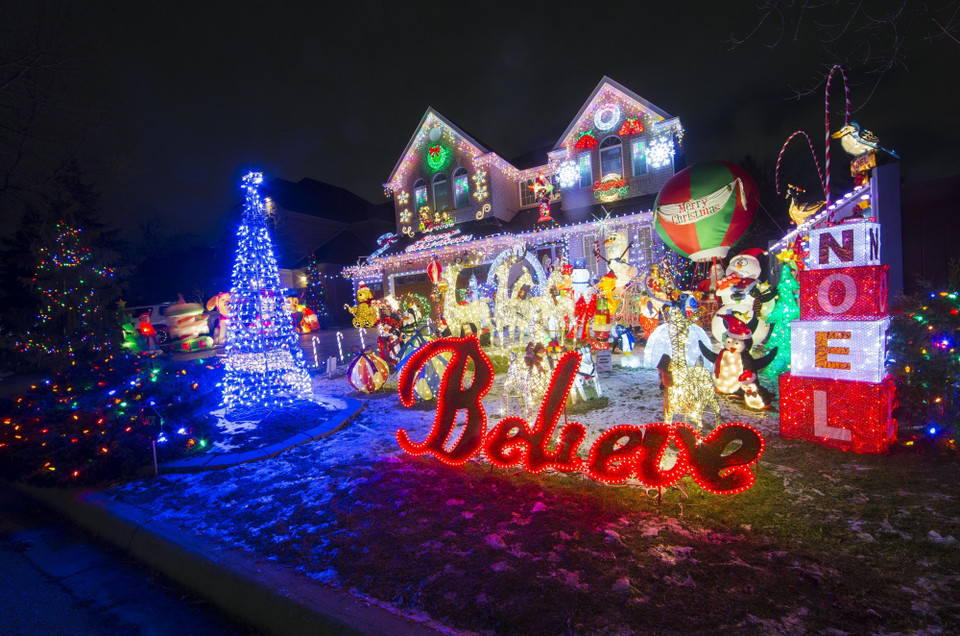 Đường phố được trang hoàng rực rỡ đón Giáng sinh tại Toronto, Canada, ngày 17/12/2019. (Ảnh: THX/TTXVN)