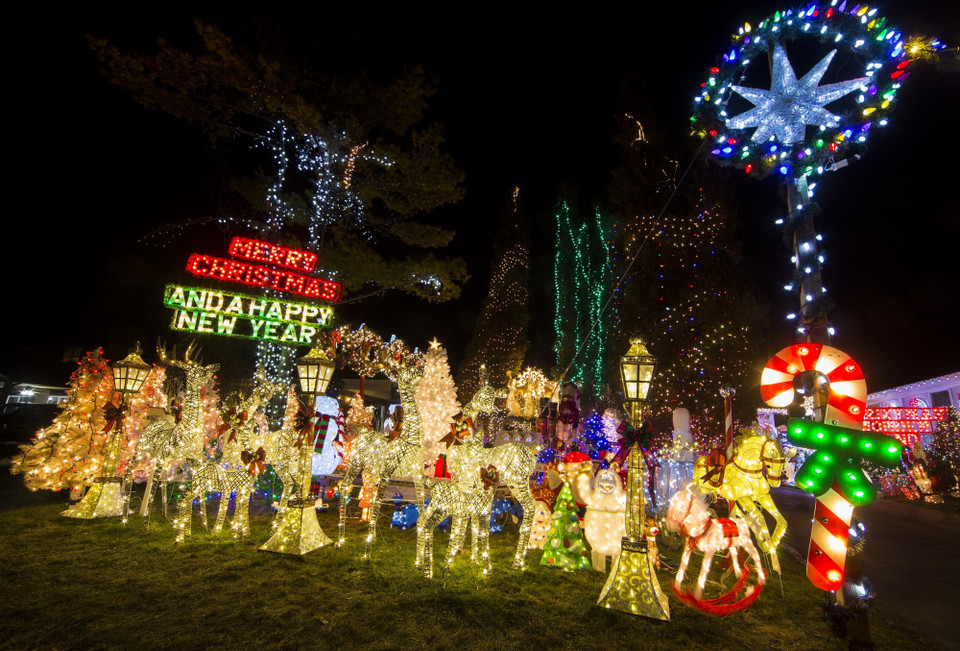 Đường phố được trang hoàng rực rỡ đón Giáng sinh tại Toronto, Canada, ngày 17/12/2019. (Ảnh: THX/TTXVN)