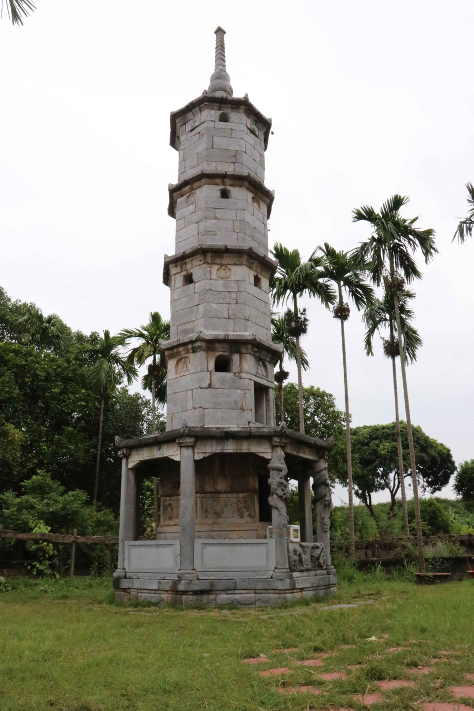 Tháp Báo Nghiêm xây dựng cao 13m, 5 tầng bằng đá, thể hiện tài ghép đá và nghệ thuật điêu khắc tuyệt vời của người thợ Việt Nam xưa. (Ảnh: Thanh Thương/TTXVN)