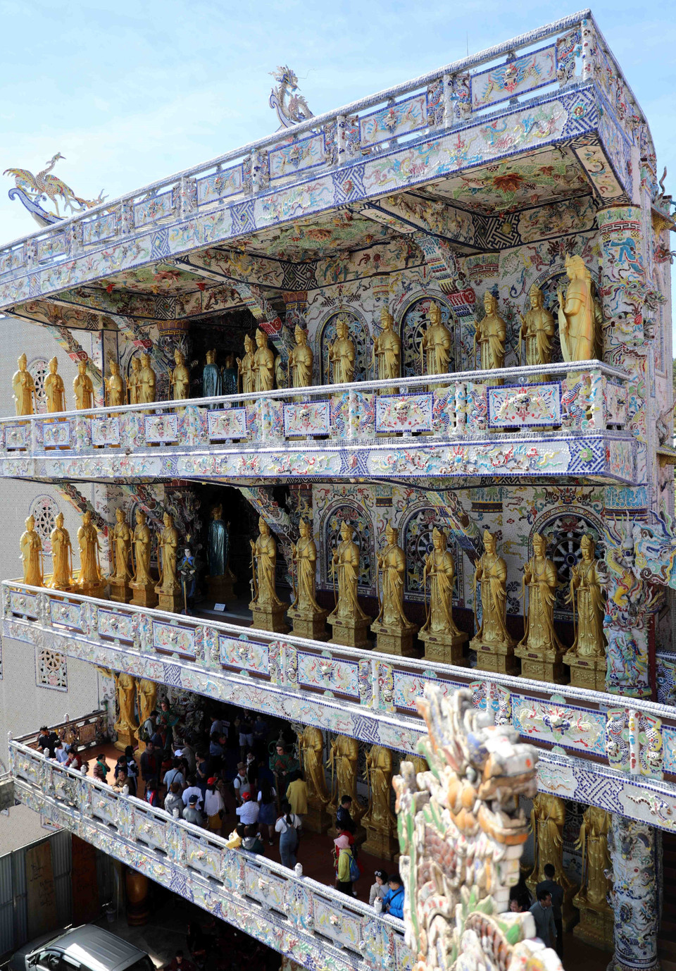 Hơn 300 tượng Quan Thế Âm được xếp trong nội điện. (Ảnh: Nhật Anh/TTXVN)