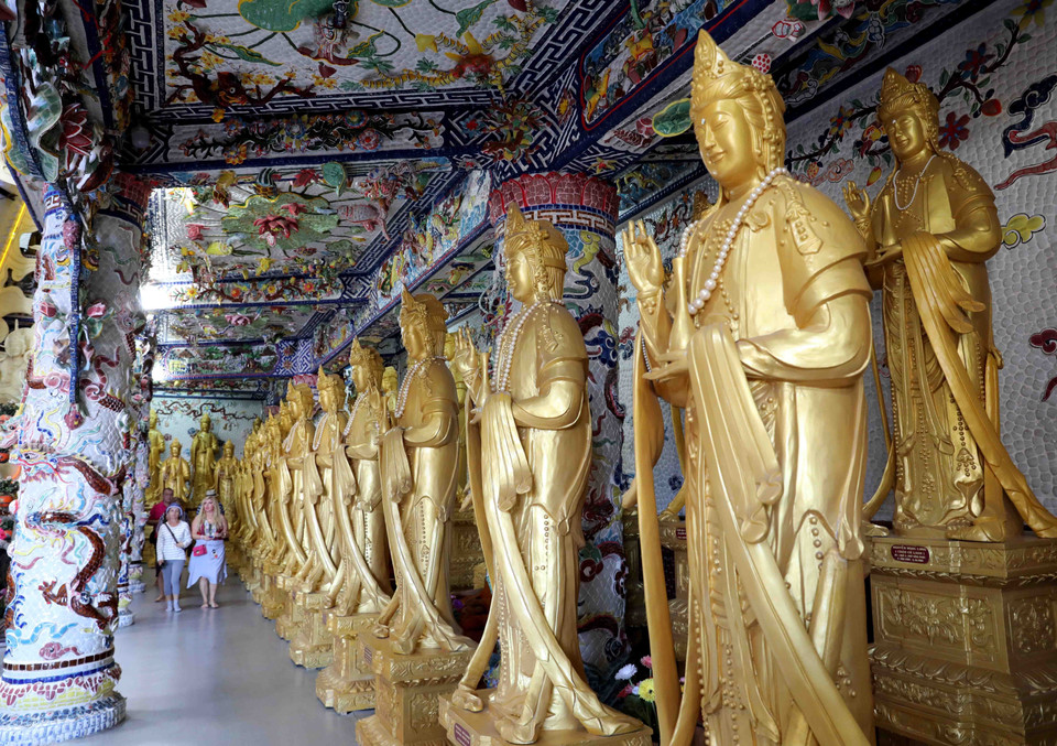 Chùa Linh Phước thu hút du khách trong và ngoài nước. (Ảnh: Nhật Anh/TTXVN)