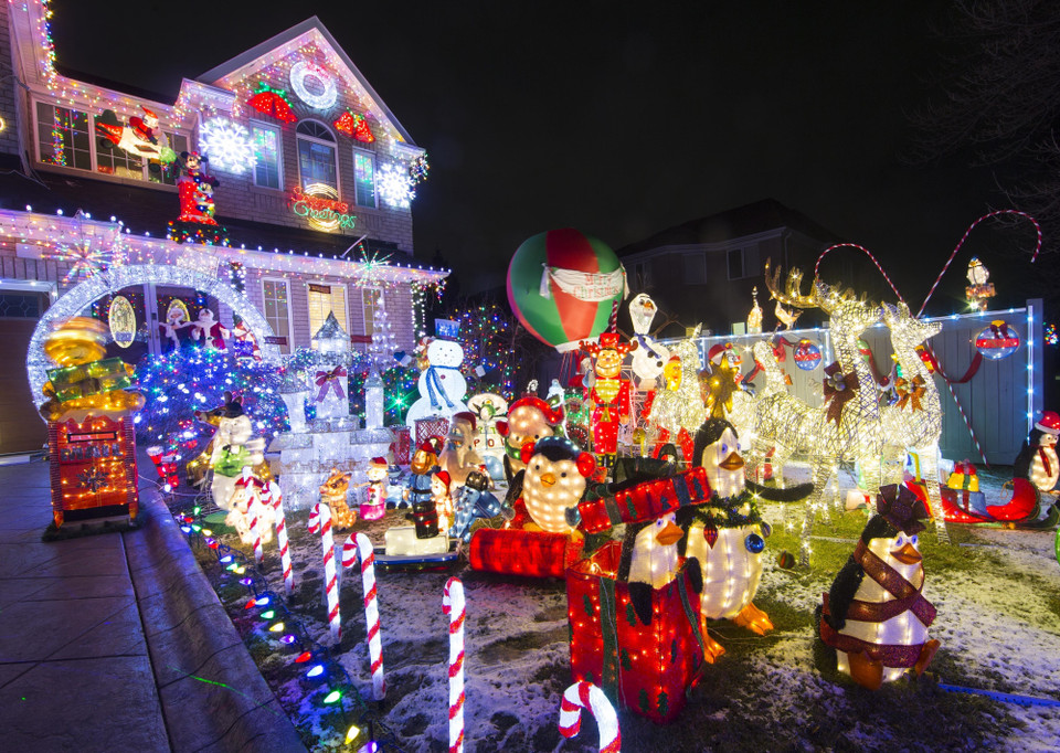 Đường phố được trang hoàng rực rỡ đón Giáng sinh tại Toronto, Canada, ngày 17/12/2019. (Ảnh: THX/TTXVN)