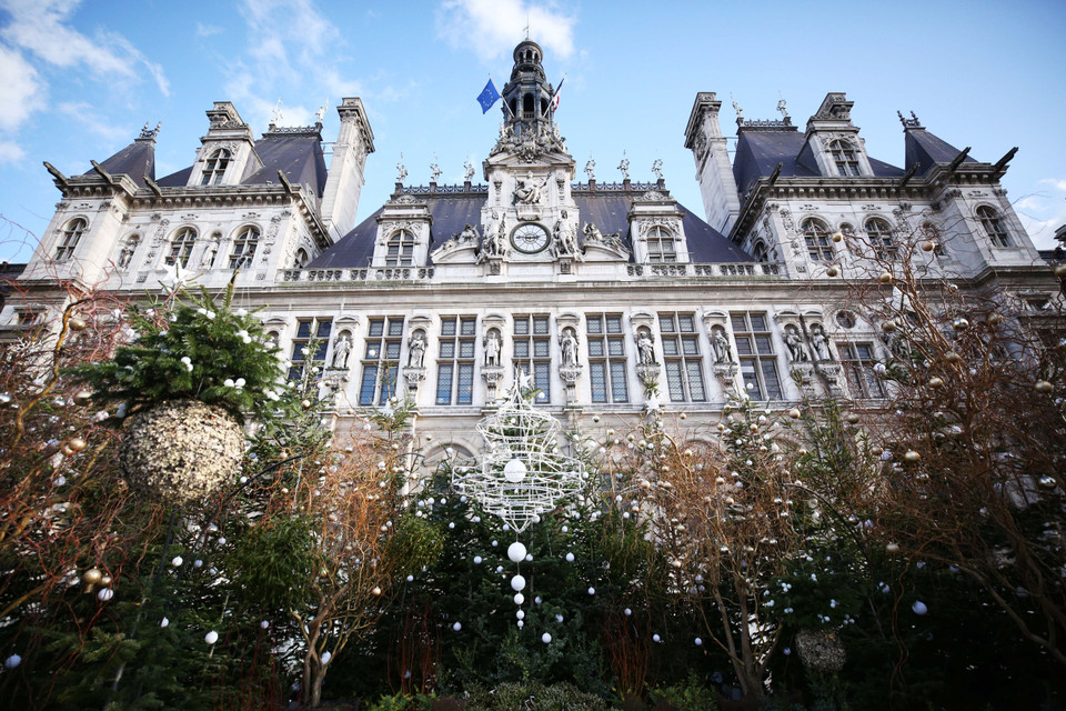 Tòa thị chính Paris, Pháp, được trang hoàng đón Giáng sinh, ngày 20/12/2019. (Ảnh: THX/TTXVN)