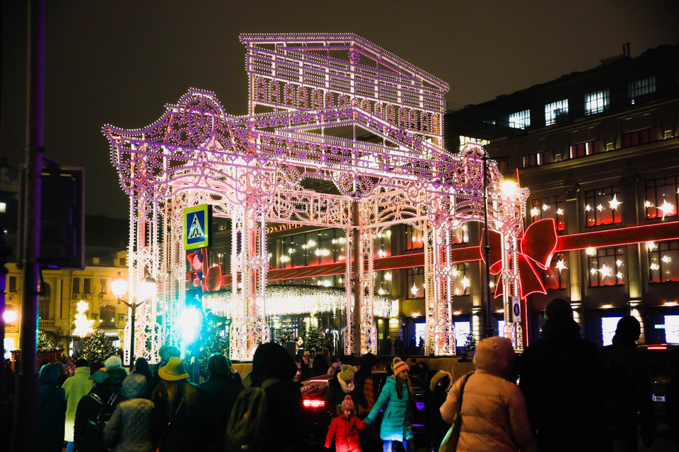 Đường phố được trang hoàng rực rỡ trong lễ hội Hành trình tới Giáng sinh tại Moskva, Nga, ngày 22/12/2019. (Ảnh: THX/TTXVN)