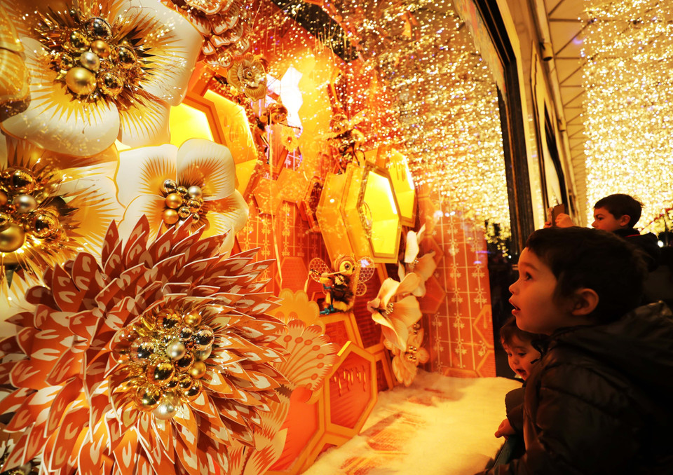 Cửa hàng được trang trí rực rỡ chào đón Giáng sinh tại Paris, Pháp, ngày 24/11/2019. (Ảnh: THX/TTXVN)