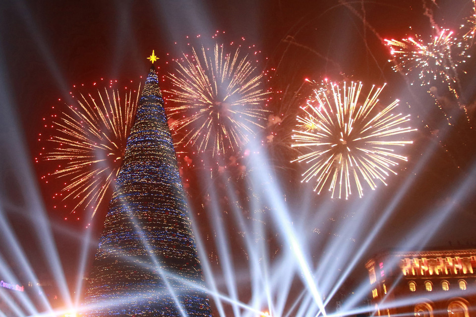 Pháo hoa lung linh trong lễ thắp sáng cây thông Noel tại Yerevan, Armenia, ngày 21/12/2019. (Ảnh: THX/TTXVN)