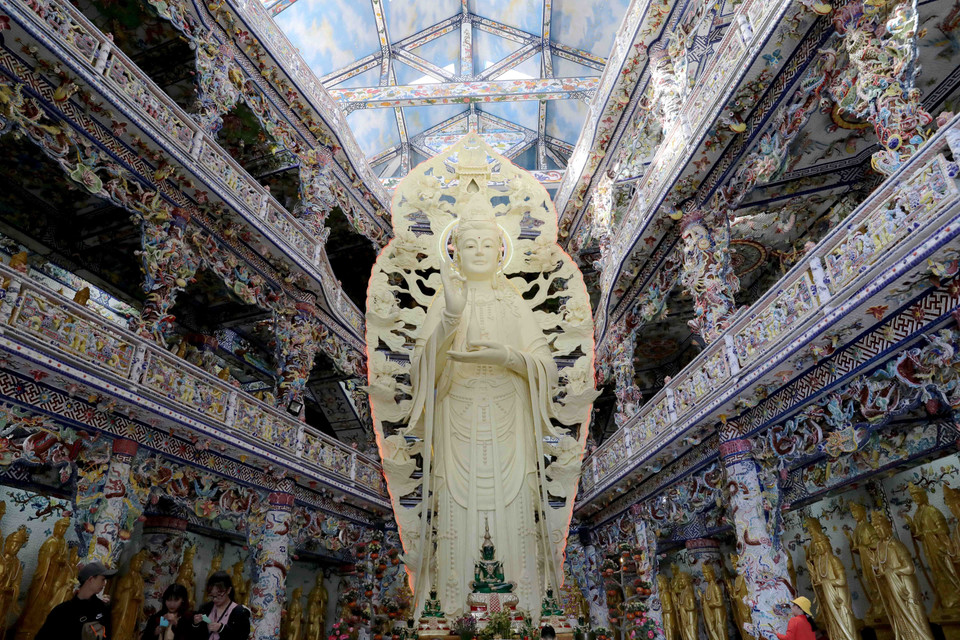 Nội điện có tượng Phật Quan Thế Âm Bồ Tát cao đến 17m. (Ảnh: Nhật Anh/TTXVN)