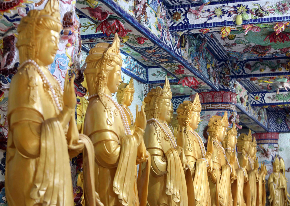 Hơn 300 tượng Quan Thế Âm được xếp trong nội điện. (Ảnh: Nhật Anh/TTXVN)