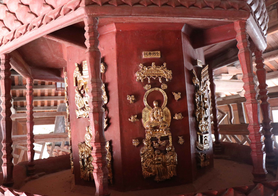 Họa tiết trang trí trên tòa cửu phẩm liên hoa. (Ảnh: Thanh Thương/TTXVN)