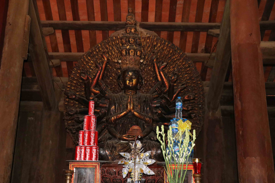 Tượng Quan Âm nghìn mắt nghìn tay được công nhận là Bảo vật quốc gia năm 2012. (Ảnh: Thanh Thương/TTXVN)