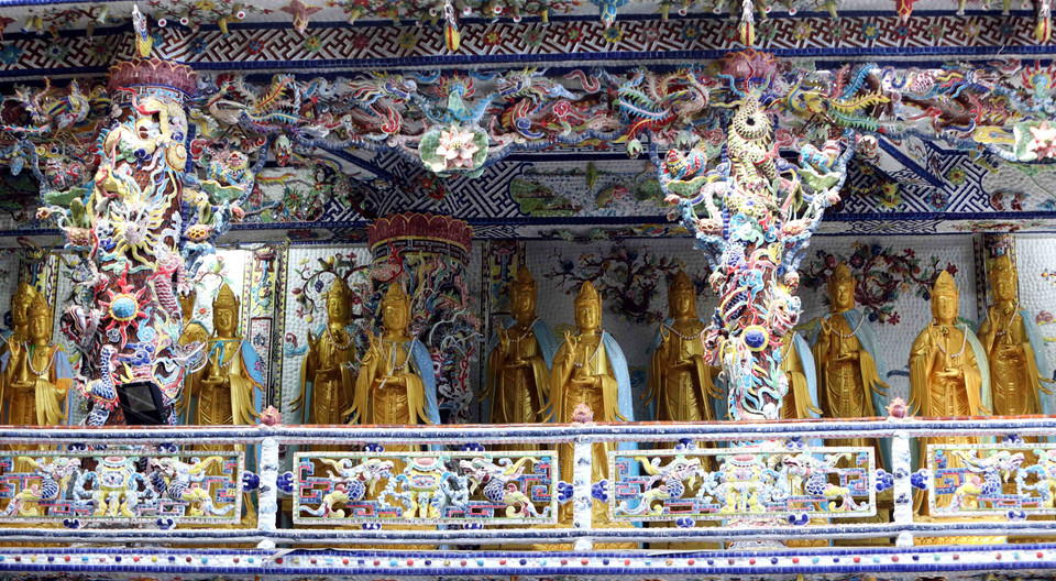 Hơn 300 tượng Quan Thế Âm được xếp trong nội điện. (Ảnh: Nhật Anh/TTXVN)