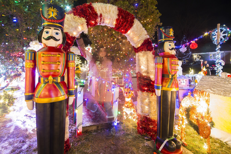 Đường phố được trang hoàng rực rỡ đón Giáng sinh tại Toronto, Canada, ngày 17/12/2019. (Ảnh: THX/TTXVN)