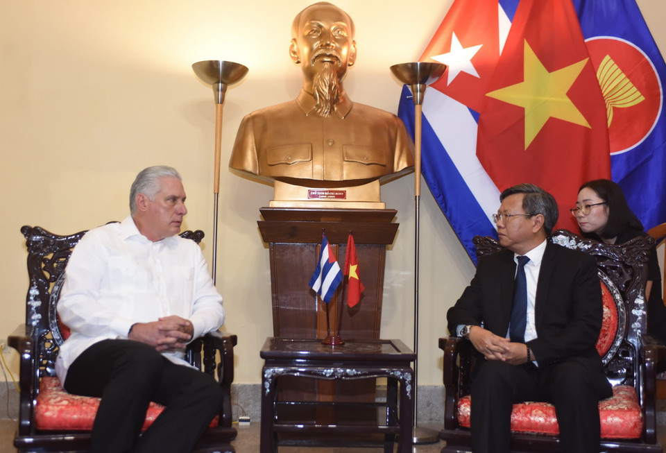 Bí thư thứ Nhất Ban Chấp hành Trung ương Đảng Cộng sản, Chủ tịch Cuba Miguel Díaz-Canel Bermúdez chia buồn cùng Đại sứ Việt Nam Lê Quang Long. (Ảnh: Việt Hùng/TTXVN)