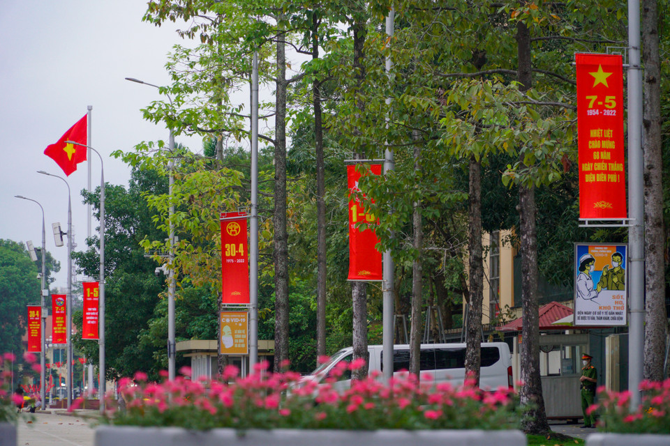 Băng rôn, biểu ngữ dọc con đường dẫn vào lăng Bác. (Ảnh: Minh Hiếu/Vietnam+)