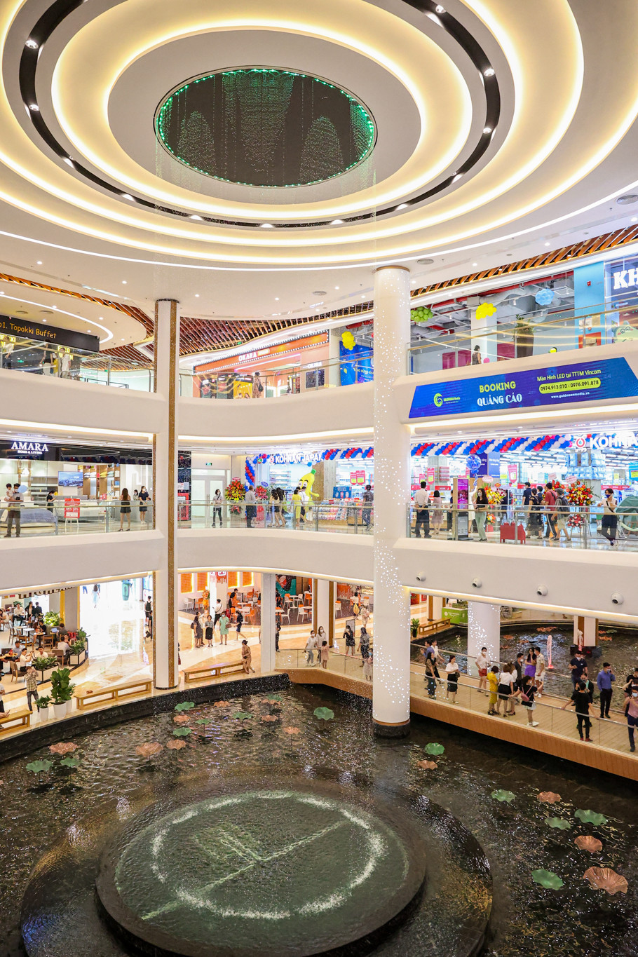 Bên trong trung tâm thương mại, khách hàng sẽ được trải nghiệm nghệ thuật độc đáo với màn trình diễn nhạc nước nghệ thuật tại Thác nước Cầu vồng có chiều cao 14m, được thiết kế 360 độ cùng công nghệ nhuộm màu nước hiện đại. (Ảnh: Minh Hiếu/Vietnam+)