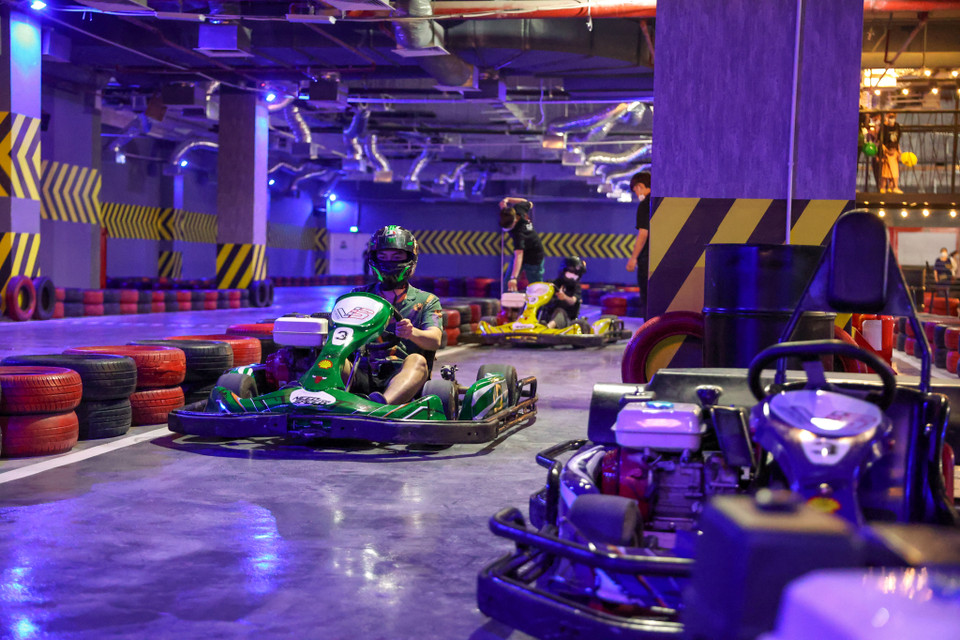 Khu vực giải trí VS Racing - trường đua F1 mini trong nhà rộng hơn 3.000 mét vuông với mô hình xe F1 kích thước thực tế duy nhất tại Việt Nam. (Ảnh: Minh Hiếu/Vietnam+)