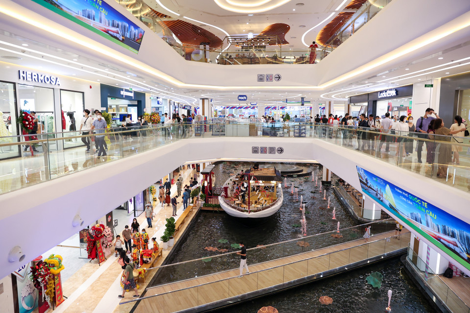 Được xây dựng theo mô hình “Life-Design Mall” đầu tiên tại Việt Nam, nơi đây là không gian mở khi kết hợp giữa thiên nhiên cùng kiến trúc công nghệ hiện đại. (Ảnh: Minh Hiếu/Vietnam+)