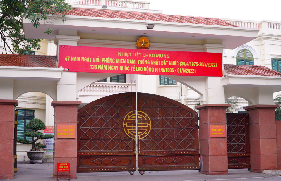 Các cơ quan hành chính cũng được trang hoàng chào mừng ngày lễ trọng đại của dân tộc - kỷ niệm 47 năm Ngày Giải phóng miền Nam, Thống nhất đất nước 30/4. (Ảnh: Minh Hiếu/Vietnam+)