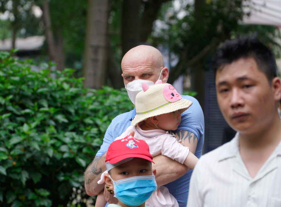 Du khách nước ngoài cũng đến tham quan vườn thú. (Ảnh: Minh Hiếu/Vietnam+)