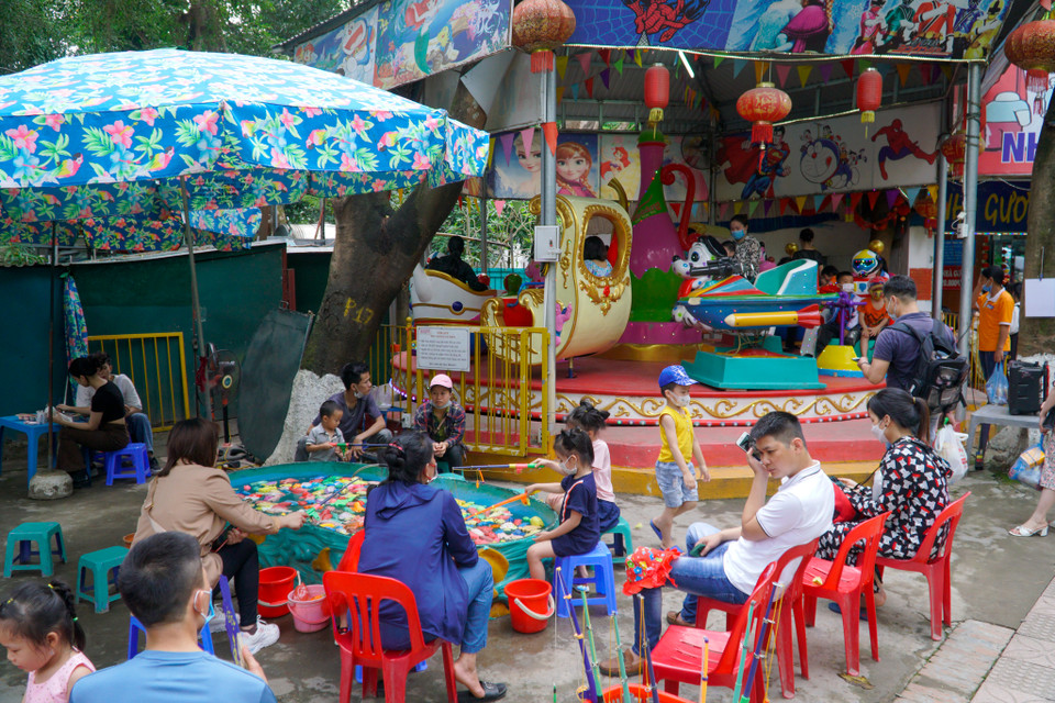 Bên cạnh các chuồng thú, khu vui chơi, giải trí cũng thu hút nhiều vị khách nhí. (Ảnh: Minh Hiếu/Vietnam+)