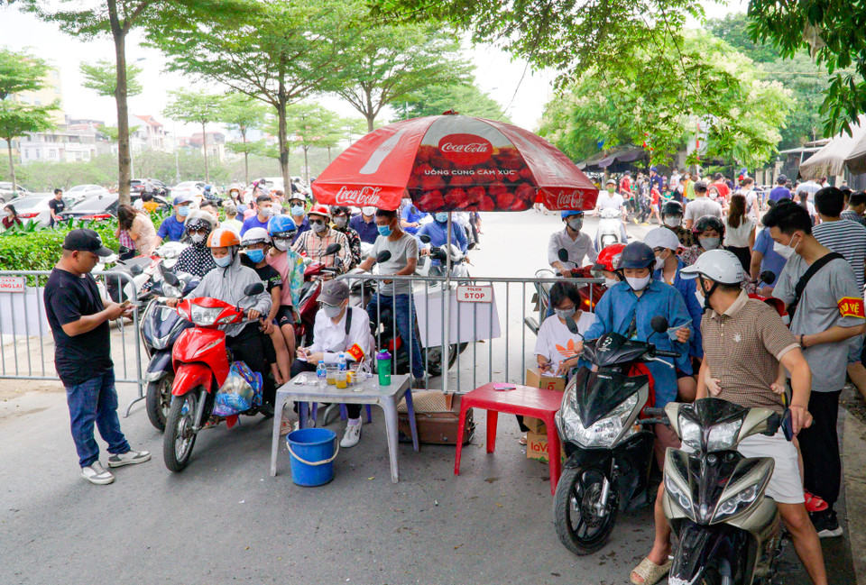 Từ sáng hôm nay (30/4), nhiều gia đình đã tranh thủ ngày nghỉ đưa con đến các điểm vui chơi, giải trí ở Hà Nội. (Ảnh: Minh Hiếu/Vietnam+)