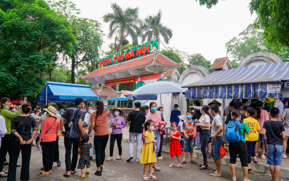 Theo ghi nhận của phóng viên, rất nhiều người dân đã đổ về công viên Thủ Lệ (Ba Đình, Hà Nội) ngay từ 8 giờ 30 sáng. (Ảnh: Minh Hiếu/Vietnam+)