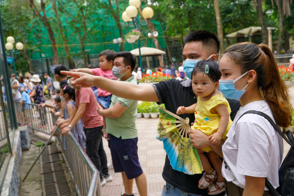 Vợ chồng chị Đỗ Thị Lương (huyện Đan Phượng, Hà Nội) cùng con nhỏ đến công viên Thủ Lệ trong dịp nghỉ Lễ. Chị Lương cho biết đây là lần đầu tiên chị đến vườn thú tại Hà Nội. (Ảnh: Minh Hiếu/Vietnam+)