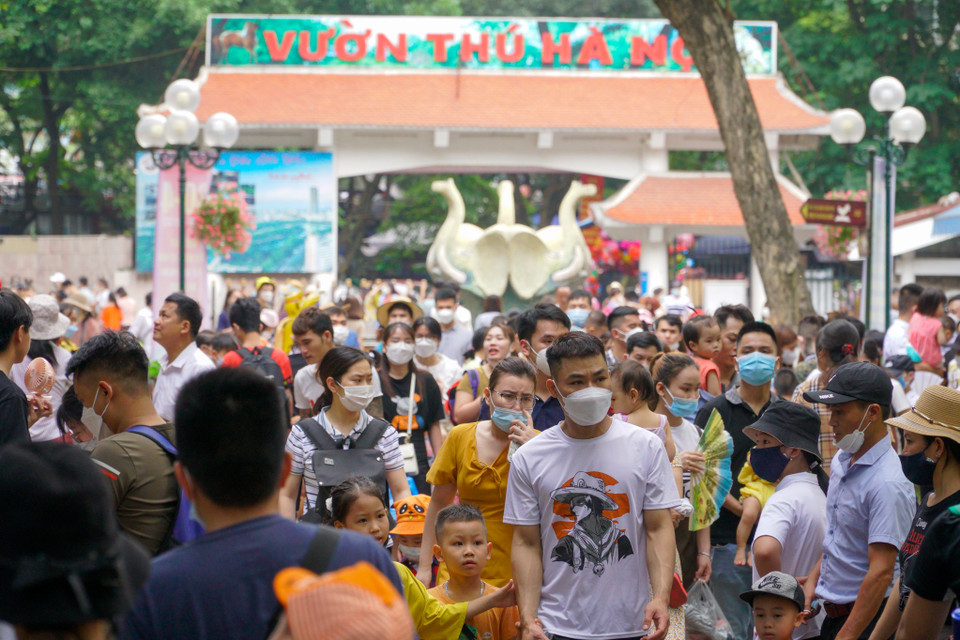 Càng về trưa, lượng người đổ về đây ngày càng đông. (Ảnh: Minh Hiếu/Vietnam+)