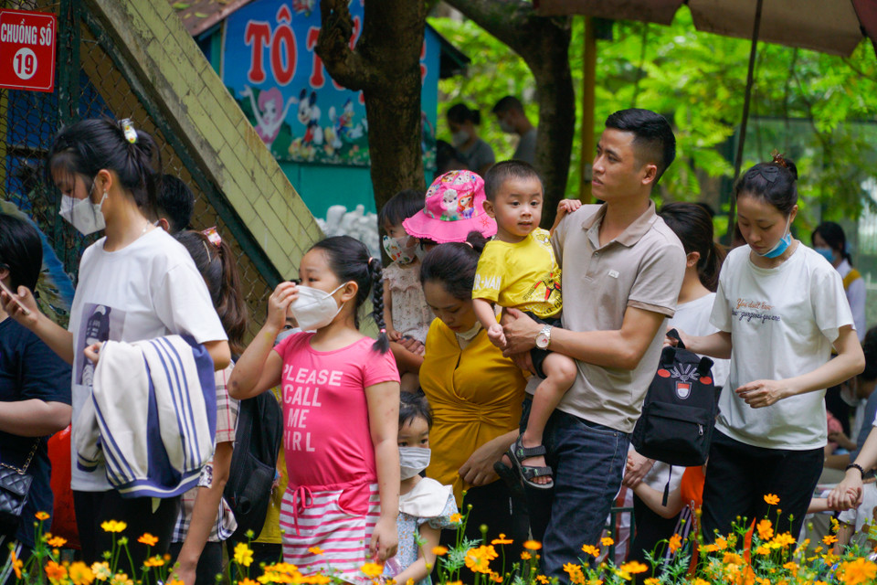 Công viên Thủ lệ là điểm đến quen thuộc ở Thủ đô, đặc biệt vào những dịp nghỉ lễ. Các gia đình tại ngoại thành và các tỉnh lân cận cũng đưa con em mình tới đây vui chơi, thăm thú. (Ảnh: Minh Hiếu/Vietnam+)